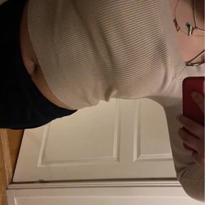 En fin topp ❤️ - En fin topp man kan ha till ett par fina jeans den kommer till användning längre ❤️den är i bra skick säljer den för 75+frakt hör av dig om du är intresserad ❤️den är för stor för mig 