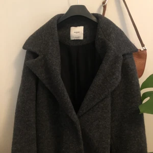 Ullkappa - Ullkappa, grå/svart, från mango. Köpt våren 2019 men knappt använd. Nypris 999, säljer för 450. Storlek xs men passar mig som är storlek S och 165 cm lång💗