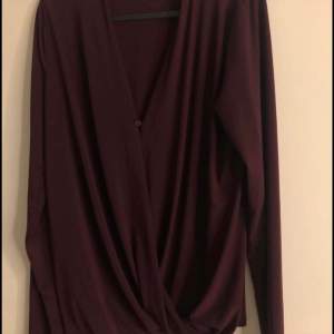 Vinröd tröja med ”drapering”. Endast använd 1 gång, som ny. Storlek M. Så fin färg nu speciellt under höst/vintern. Nypris 399kr