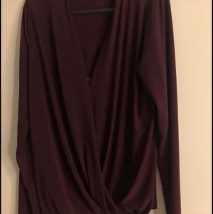 Vinröd tröja som ny - Vinröd tröja med ”drapering”. Endast använd 1 gång, som ny. Storlek M. Så fin färg nu speciellt under höst/vintern. Nypris 399kr