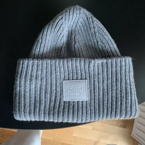 Acne mössa - Grå mössa från acne. Använt fåtal gånger och i fint skick. 