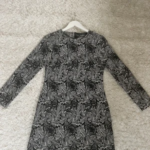 Klänning från Zara  - Klänning från Zara, använd 2 gånger. Storlek M, frakt ingår i priset.