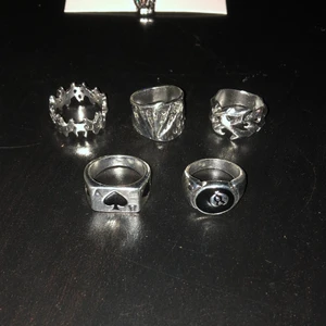 Ring set - Säljer 2 stycken ringset med 5 stycken ringar (149kr - set). Vid eventuella frågor/intresse hör av dig, mvh Filip