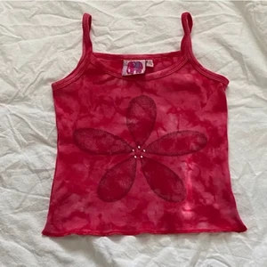 Indiska vintage tiedye topp - !! LÄGGER UPP IGEN!! Helt drömmig topp som sörjer mig att jag måste sälja vidare men blivit för liten på mig. Gammal indiska kollektion i barnstorlek (110/116) lite för tajt i armhålan på mig för min personliga smak som har S, Så fungerar nog bättre för XXS/XS. Köparen står för frakt! ❤️ FINNS KVAR OM EJ MARKERAD SÅLD! 💕 PRIS KAN MÖJLIGTVIS DISKUTERAS. 