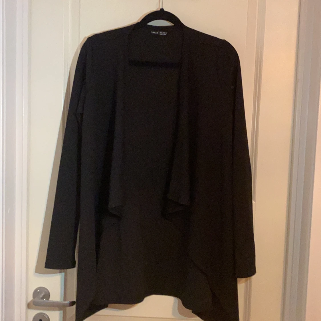 En svart tunn kofta!