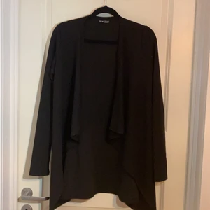 En svart tunn kofta! - Detta är en svart fin, tunn kofta. Har tyvärr inte använt den mycket eftersom att armarna e lite för tita på mig. Annars hade jag göra behållt den! 