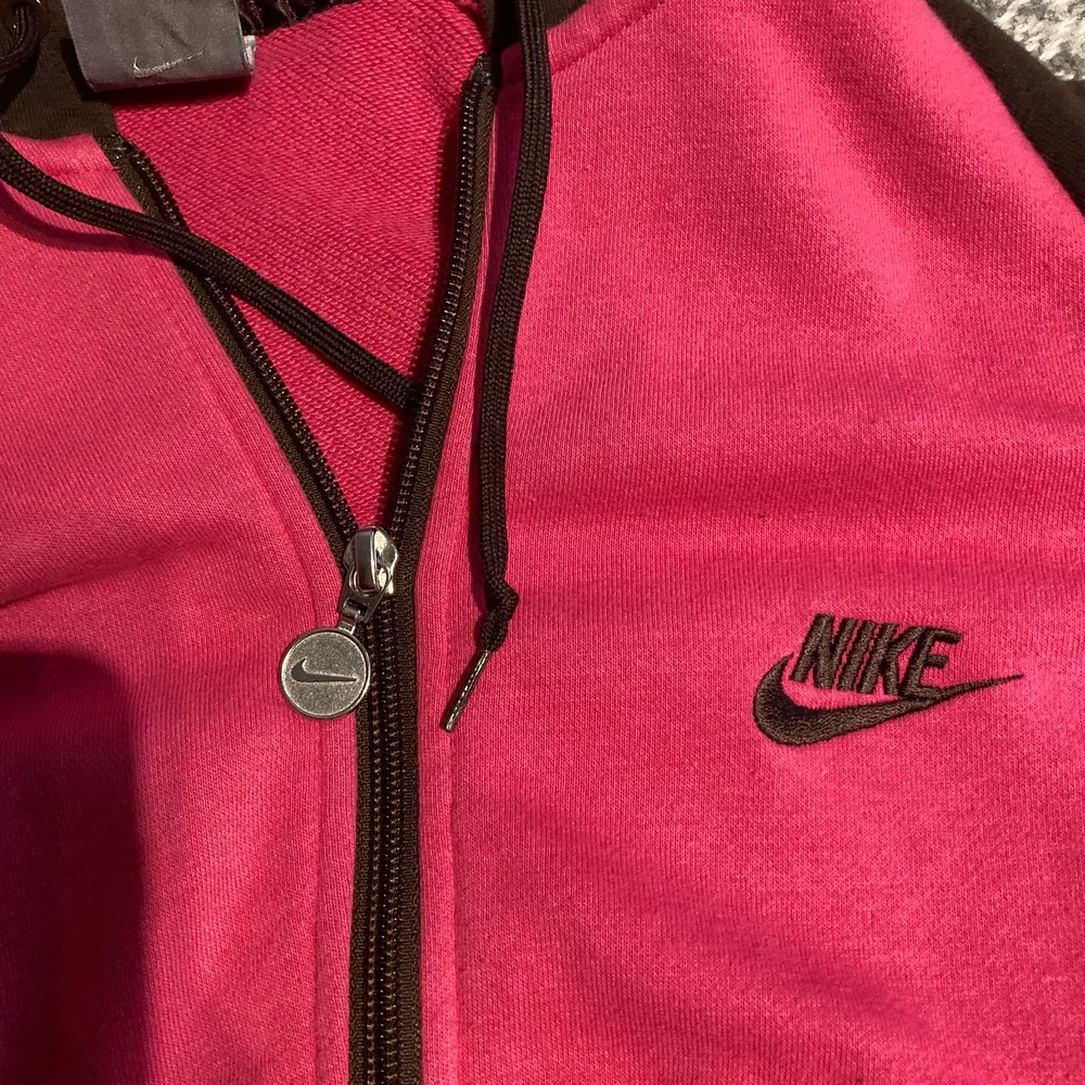 en rosa ziplock hoodie med bruna ärmar och huva. Den har två fickor på framsidan. Den är ganska kort, den sitter bra på mig och jag har i vanliga fall S/M. Den är i fint skick och har inga defekter vad jag vet. 💕💕. Hoodies.