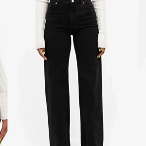 Yoko black jeans Monki stl 29  - Svarta vida jeans ifrån Monki i stl 29. Köpta för bara några få månader sedan och knappt använda pågrund av att jag köpte fel storlek och inte hann skicka tillbaka. Säkert jätte bra passform om dem skulle vara rätt storlek. 