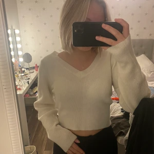 Stickad tröja - Stickad tröja från nakd. Endast använd 1-2 gånger så i fint skick. Storlek xs