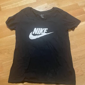 Nike Tee - Svart nike t-shirt använd fåtal gånger bra kvalite sitter bra lös och tajt💕