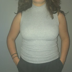 Turtleneck linne - Tunnt tyg, nästan aldrig använd. Priset kan diskuteras.💜💜❤️