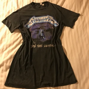 T shirt klänning med tryck - Superfin och mysig t shirt klänning i strl S med Metallica-tryck. Skriv för flera bilder! Köparen står för frakten (endast 39kr). Väldigt bra skick, använd få gånger. 