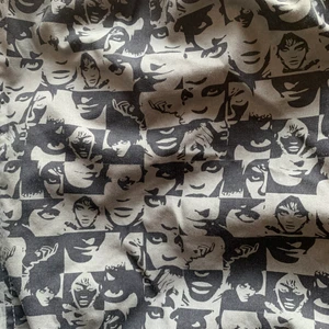 Jacka med tryck - Suuupercool jacka med tryck köpt secondhand, den har lappen kvar och är i superbra skick. Supercool tryck på hela jackan. Den är lite vadderad så jackan är varm. Frakt 66kr