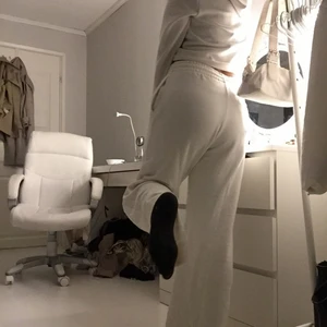 Weekday vita mjukisar - Använda 1 gång!! Tjockt mysigt material så du lär ej frysa, de har rak passform, oanvända då jag gillar TIGHT. De är i strl S men e oversized. De har även en bakficka :•)