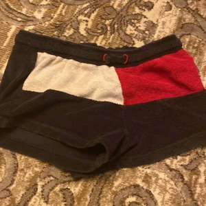 tommy hilfiger - den är röd och mörk blå ,vit 