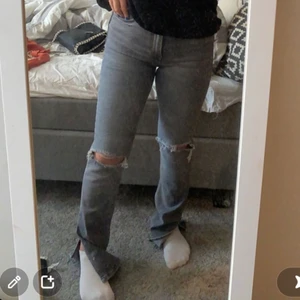 Jeans med slits - Så fina och populära jeans från zara. De är långa och passar då personer med längre ben! (Jag är 162cm) Buda!!