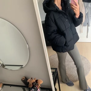 Höst/vinter jacka Oversize - Nu säljer jag min fina trendiga oversized jacka i ett mycket fint skick. Storlek: L/XL men passar mig som igentligen är en S 💗☺️ Frakt står köparen för. 