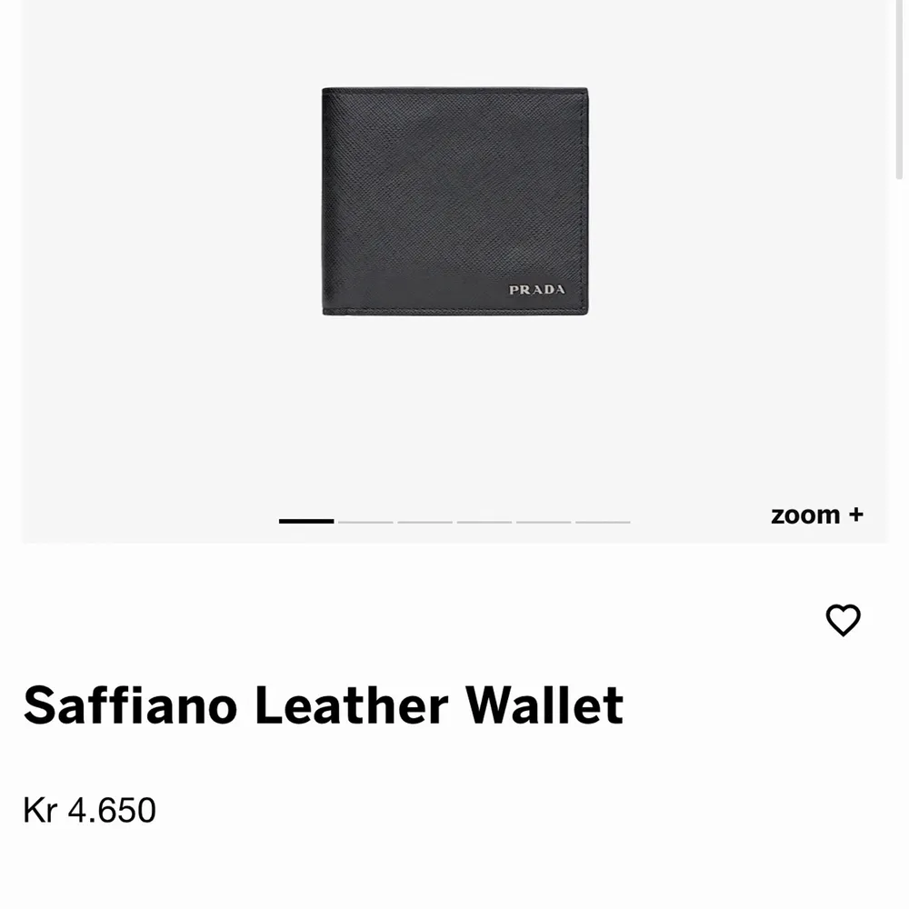 Saffiano plånbok i skinn från Prada. Denna är oanvänd då tanken var att min pappa skulle få den i födelsedagspresent. Finns nu ute online för 4560:-. Mitt pris: 3560:- prutat och klart. Färgen är i Pradas klassiska box, Dark navy blue samt svart (se bilder).. Väskor.