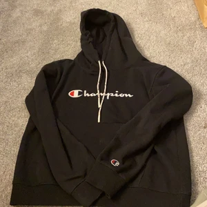 Champion  - Svart Champion hoodie sitter skit bra inga fläckar eller märken säljer för 400 det stor champion på snörrerna vid luvan. Ni får betala frakt💜