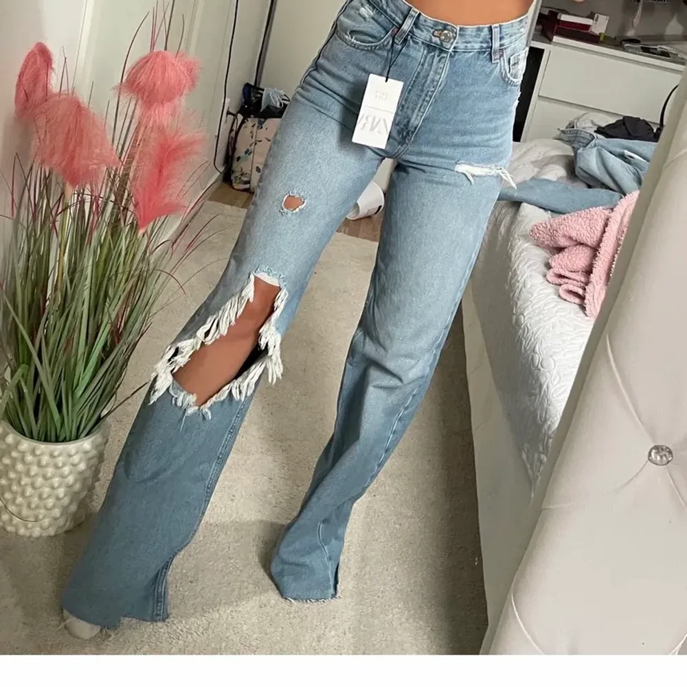 helt ny jeans som är slutsålda från zara. köparen står för frakt budgivning om flera intresserade . Jeans & Byxor.