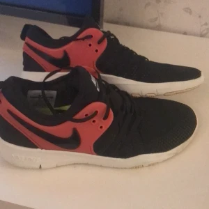 Nike  - Ett par joggningsskor som jag använt väldigt lite den är i gott skick 
