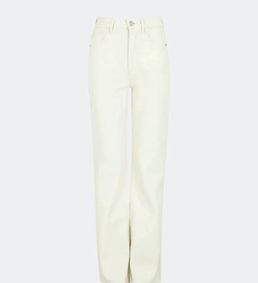Säljer dessa snygga bikbok jeans som är i bra skick. Raka i modellen. Säljer då de inte kommer i så mycket användning. Original pris 600kr. 💞. Jeans & Byxor.