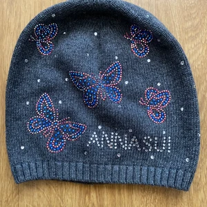 Snyggt mössa  - Andvänd några gånger, som ny 