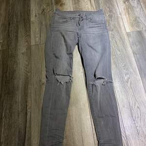 Säljer dessa håliga jeans i storlek 36, kan mötas upp och frakta men köparen får själv stå för fraktkostnaden! 🤍 (Endast seriösa köpare!) 