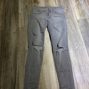 Jeans  - Säljer dessa håliga jeans i storlek 36, kan mötas upp och frakta men köparen får själv stå för fraktkostnaden! 🤍 (Endast seriösa köpare!) 