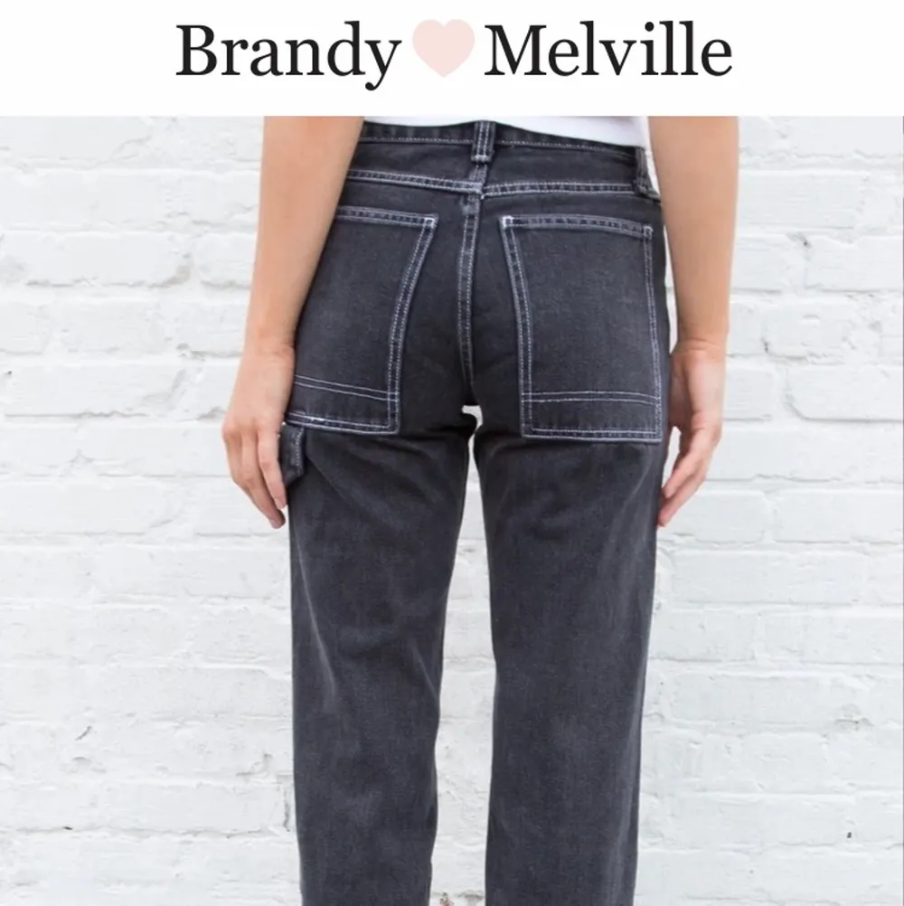  Svarta jeans i en urtvättad färg från brandy Melville i storlek xs. Har en detalj på benen med vita sömmar. Midwaist. Raka ben. Finns resor i midjan man kan sätta in om man vill spänna åt. Sitter snyggt i midjan.. Jeans & Byxor.