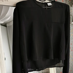 Blus storlek 36 - Svart blus från gina tricot storlek 36. Knappt använd. Skickar med billigaste fraktalternativet ☺️