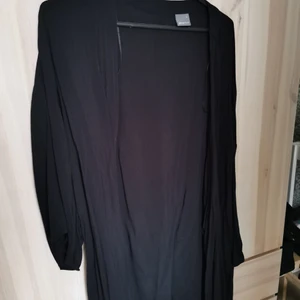 Svart kimono strl L - Svart kimono från gina tricot  i strl L. Använt skick. Förlåt för skrynklig på bilderna                       Köparen står för eventuell frakt, skickar med billigaste alternativet eller annat enligt önskemål ☺️