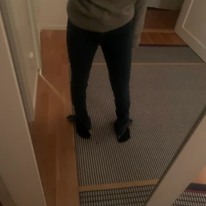 Zara jeans med slits  - Säljer dessa jättesnygga zara jeans med slits då de inte kommer till någon användning längre då de är försmå 💕Dom är avklippta för att passa någon som är ungefär 158💕använda ett fåtal gånger💕