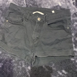 Barn jeans shorts  - Svarta jeans short för barn  