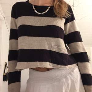 Nästan helt oanvänd snygg tröja från H&M . Tröjan är avklippt längst ner som man kan se🖤 Kom privat för mer bilder 🖤