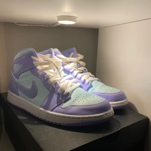 Jordans  - Säljer dessa as coola jordans. Använda kanske 4 gånger, så är i 9/10 skick. Dem är i en blå snygg färg med pastell lila. Säljer dem pågrund av att jag aldrig får användning av dem. Storlek 43💗💗