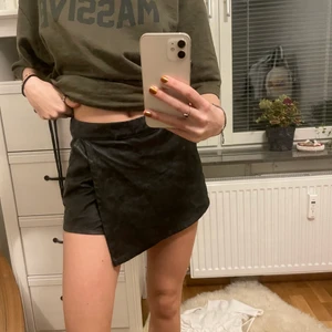 Skinnbyxor - Ett par skinshorts som likar väldigt mycke som en kjol köpta på second hand💕