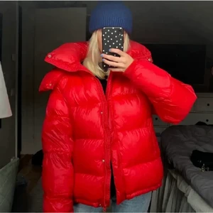 Jacka - 🍁Lånad bild🍁 Säljer igen pågrund av oseriösa köpare. Super fin jacka från bikbok knappt använda!💓🌟 Stl S oversize. Spårbarfrakt tillkommer på 99kr. Finns inga direkta täcken på andvändning.❗️BUDA EJ OM DU INTE SLUTFÖRA KÖPET I SLUTÄNDAN❗️KÖP DIREKT FÖR 1300kr