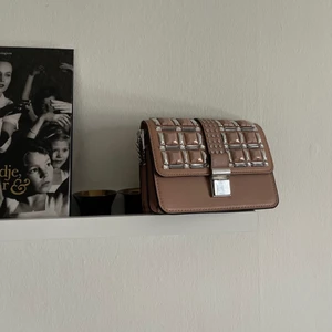 Hennes & Mauritz - Ny oanvänd  taupe färg fina detaljer, mindre väska 