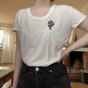 Brandy Melville t-shirt  - En söt t-shirt från Brandy Melville med en kaktus vid bröstet! One size. Frakt 45 kr 🌿 Finns i Västerås och tillfälligt Malung. 