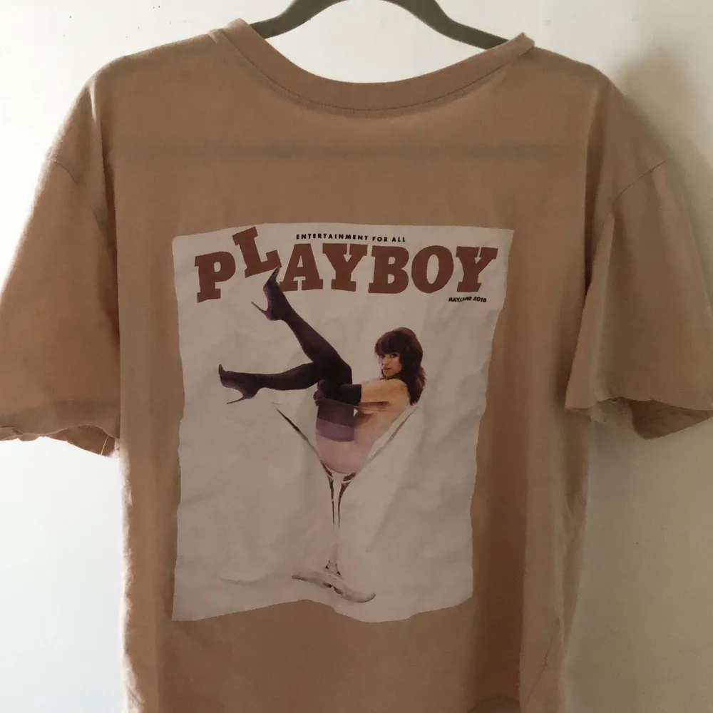 As snygg playboy t-shirt i storlek s/m. Den e jätteskön å bekväm och passar perfekt nu till sommaren!! . T-shirts.