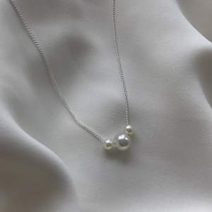 Ett halsband gjort på steerlingsilver! Tre påsatta vita, runda pärlor i olika storlekar! Perfekt till sommaren!🤩       stl: ALLA.                Den är Nickel fri, Bly fri och Kadium fri!🥰