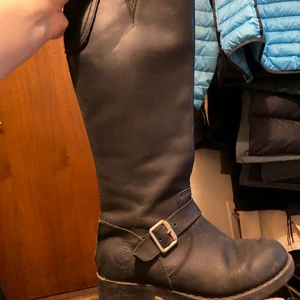 Vintage Kängor - Jättefina och äkta Johnny Bulls, köptes för 1600 kr för några år sedan och har nästan bara stått och samlat damm på senaste. Mitt pris 400, budgivning vid ökat intresse :)