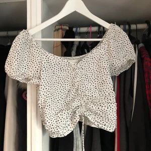 Croppad topp  - Croppad jättesöt topp från hm som man kan dra ihop så man kan välja längden på. 