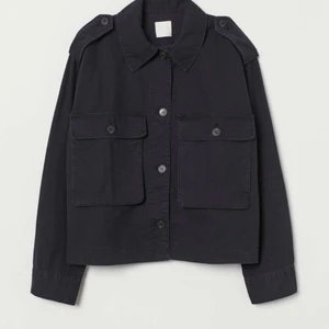 H&M jacka - Säljer min fina jacka från H&M jacka som tyvär inte kommit till användning. Jackan är bara använd en gång och är i storlek xs men är lite oversized. 