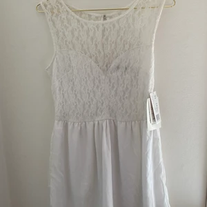 Vit klänning 38 - Fin vit spets klänning i storlek 38. Aldrig använd då den var lite för stor och prislapparna är kvar. Passar bra till student eller andra firanden💗 Hör av er vid intresse eller frågor🌸