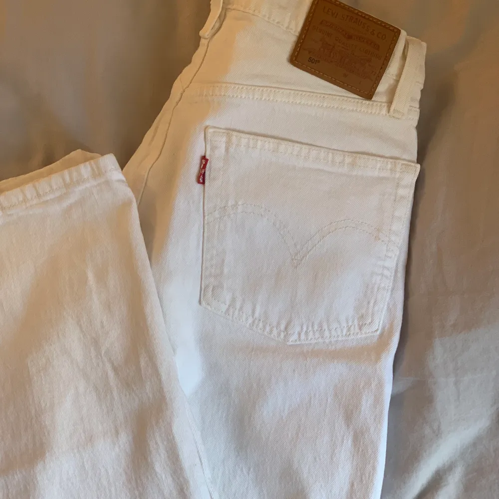 Säljer ett par vita Levis 501 jeans i riktigt bra skick, endast använda ett fåtal gånger💞 . Jeans & Byxor.