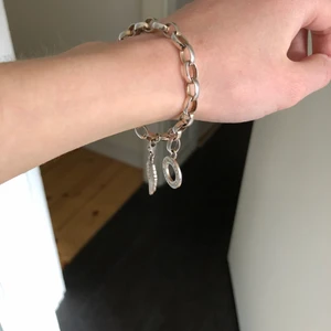 Armband från Thomas Sabo - Berlockarmnband från Thomas Sabo. Knappt använt så i väldigt fint skick. Köpare står för eventuell frakt. BERLOCKEN ÄR SÅLD 