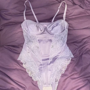 Lila lingerie body - Jättefin som blivit för liten för mig. På lappen står det 75D men skulle säga att den är mindre än det. 