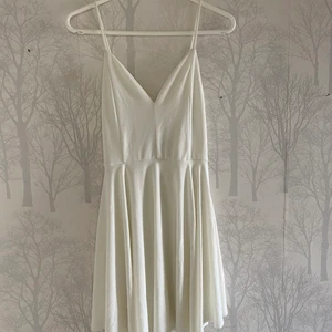 Examensklänning  - Jättefin klänning perfekt till studenten! Använd en gång tidigare. Frakt tillkommer 